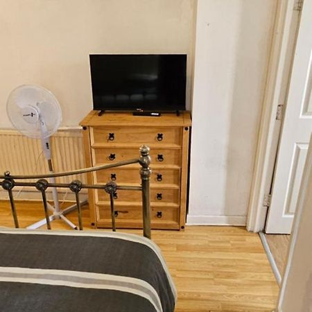 No Frills & Nothing Fancy 1 Bed Studio City Centre 卡迪夫 外观 照片